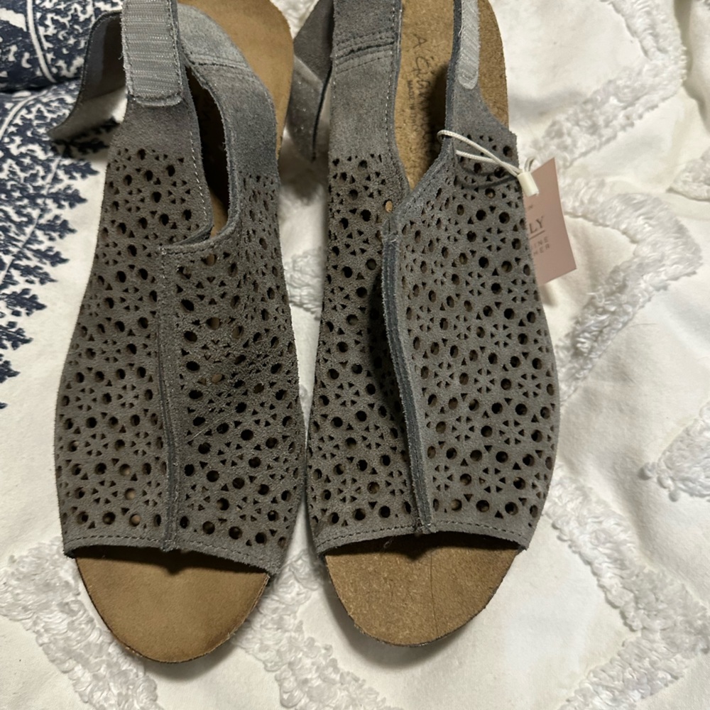 Never worn women’s wedges